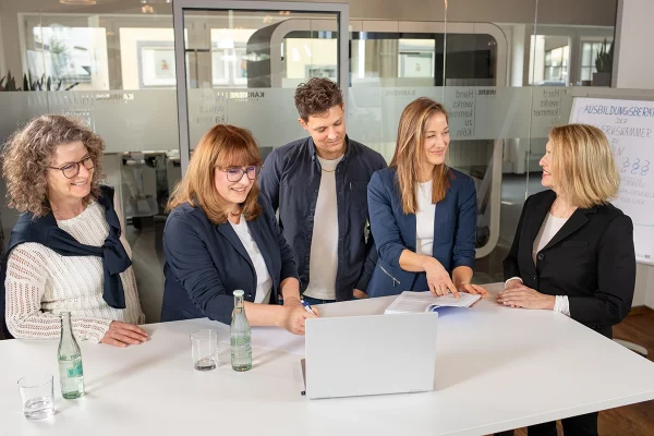 Businessfotografie Teammeeting im HWK Büro Köln fünf Personen Besprechung am Tisch Firmenportrait