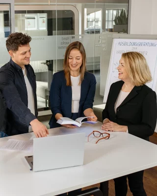 Businessfotografie Beratungsgespräch im Büro Köln drei Personen Ausbildungsberatung am Tisch