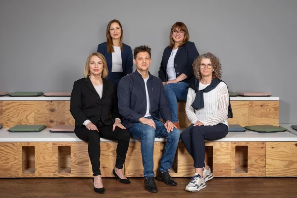 Modernes Businessportrait fünf Mitarbeiter der HWK Köln.