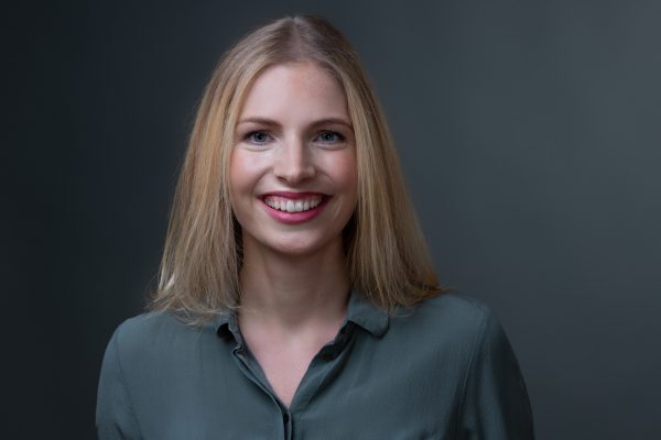 Bewerbungsbild im Fotostudio nonverbal Koeln