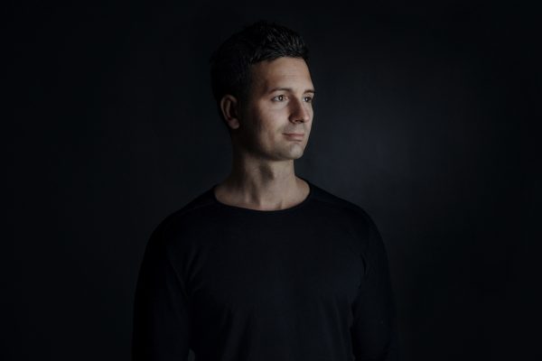 Kreatives Businessportrait im Fotostudio nonverbal
