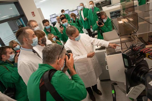 Business-Fotoreportage: Hoher Besuch im Labor Dr. Wisplinghoff