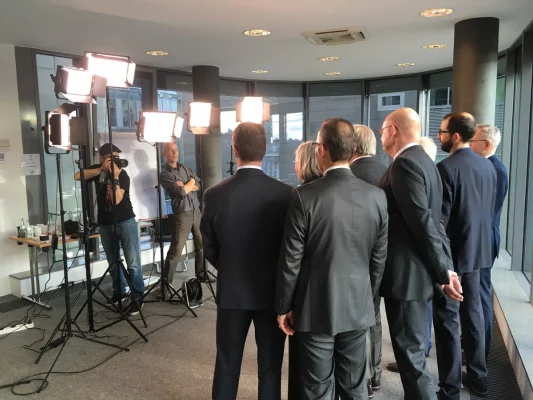 Making-of Firmenportrait – Gruppenaufnahme on location mit nonverbal | businessfotografie.