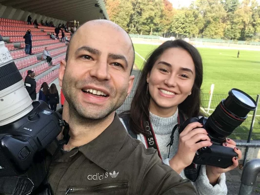 Making-of Fußballreportage FC Köln Junioren – Fotograf:innen von nonverbal | businessfotografie beim Einsatz im Stadion.