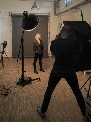 Making-of Businessportrait im Fotostudio Köln – Frau vor dunklem Hintergrund, fotografiert von nonverbal | businessfotografie.