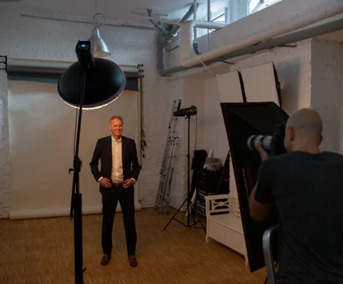 Making-of eines Businessportraits im Fotostudio Köln – Mann im Anzug vor neutralem Hintergrund, fotografiert von nonverbal | businessfotografie.