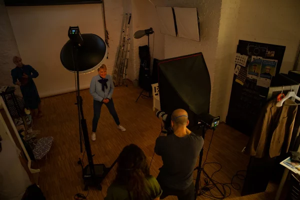 Making-of-Aufnahme während einer Businessfotografie-Produktion im Fotostudio nonverbal in Köln – Portrait-Shooting für eine Werbekampagne.