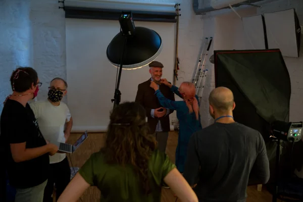 Making-of-Foto aus dem Fotostudio bei der Produktion einer Werbekampagne für den Nahverkehr Rheinland – Teamarbeit bei nonverbal | businessfotografie.