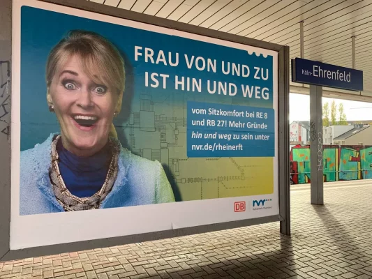 Großflächen-Werbebanner am Bahnhof Köln-Ehrenfeld – Kampagnenmotiv für die Deutsche Bahn, fotografiert von nonverbal | businessfotografie.