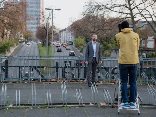 Making-of eines Businessportraits in Köln – Outdoor-Shooting mit Blitzanlage und Kamera auf Trittleiter, fotografiert von nonverbal | businessfotografie.