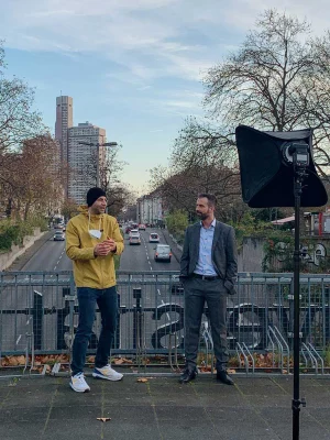 Making-of einer Besprechung vor dem Businessporträt-Shooting in Köln – Outdoor-Setting mit Fotograf und Kunde, fotografiert bei nonverbal | businessfotografie.