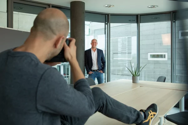 Businessportrait von Joschi Alger im modernen Büro – fotografiert von nonverbal | businessfotografie in Köln.