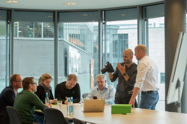 Making-of einer Businessfotografie in Köln – Joschi Alger im Meeting mit Team, fotografiert von nonverbal | businessfotografie.