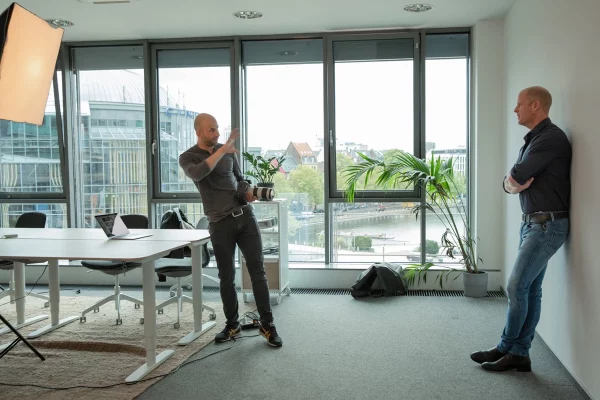 Businessportrait-Shooting mit Joschi Alger im modernen Kölner Büro – authentisches Portrait on Location, fotografiert von nonverbal | businessfotografie.