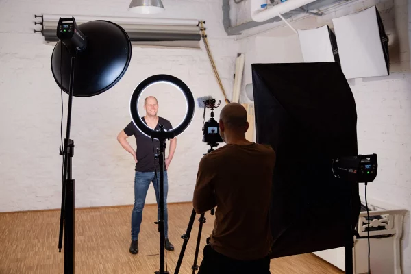 Making-of einer Businessvideo-Produktion im Fotostudio Köln – Joschi Alger vor der Kamera, professionelles Setup mit Ringlicht und Softboxen bei nonverbal | businessfotografie.