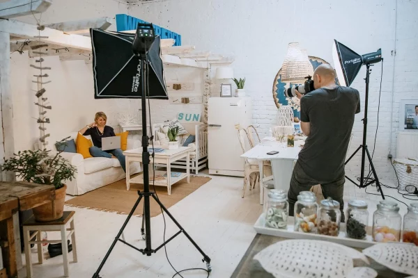 Making-of eines Business-Fotoshootings mit Angela Müller im Cologne Beach House – Vladislav Terziev bei der Arbeit.