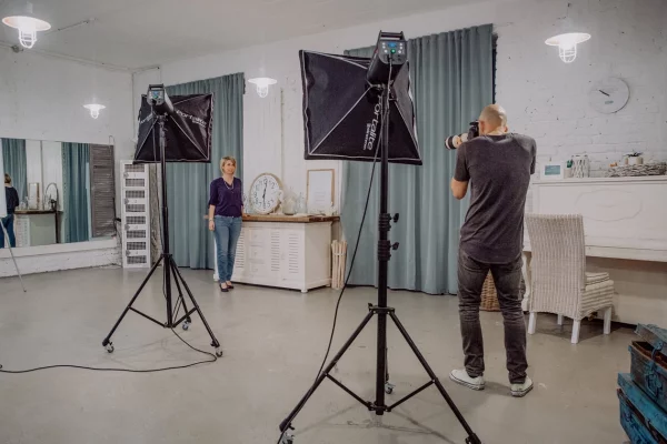 Making-of eines Businessportraits im Fotostudio Köln – modernes Set mit Softboxen, professionelle Anleitung für authentische Portraits bei nonverbal | businessfotografie.