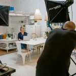 Business-Fotoshooting in modernem Büro-Loft – Unternehmerin am Laptop, fotografiert bei nonverbal | businessfotografie in Köln.