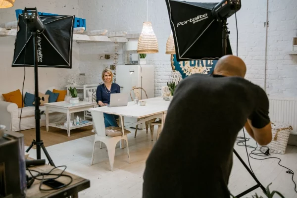 Business-Fotoshooting in modernem Büro-Loft – Unternehmerin am Laptop, fotografiert bei nonverbal | businessfotografie in Köln.