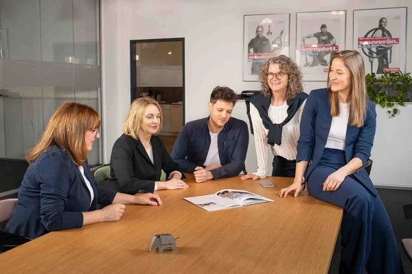 Team der Ausbildungsberatung im Konferenzraum der HWK Köln Besprechung fünf Personen Firmenportrait, Businessfotografie